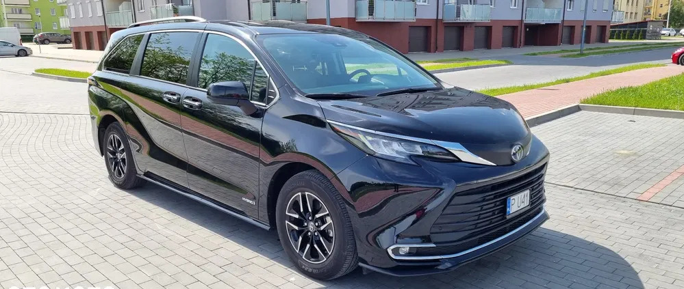 wielkopolskie Toyota Sienna cena 214000 przebieg: 45000, rok produkcji 2021 z Turek